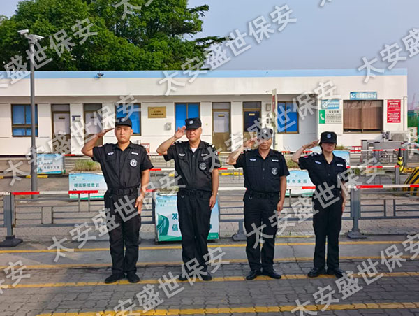 烈日下的坚守：致敬一线保安员的盛夏担当